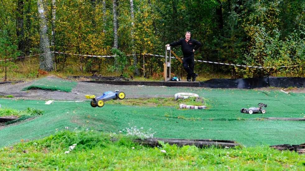 De radiostyrda bilarna kan köra 70 kilometer i timmen. Mats Olsén övervakar körningen.