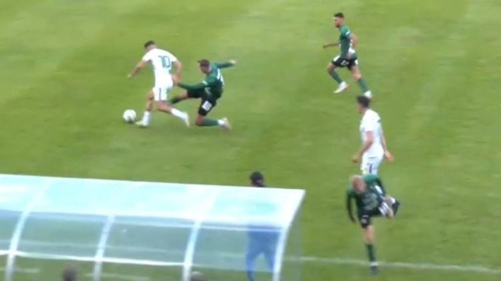 Linus Zetterström fick först gult kort efter den här kapningen - sen ändrade sig domaren och plockade fram det röda kortet.