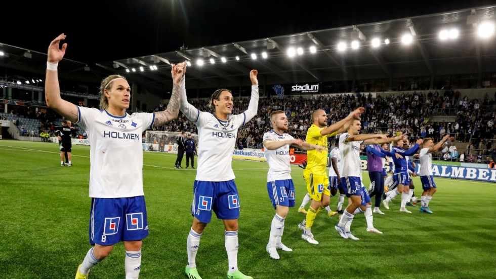 Arnór Sigurdsson och Jonathan Levi tackar publiken efter segern. 