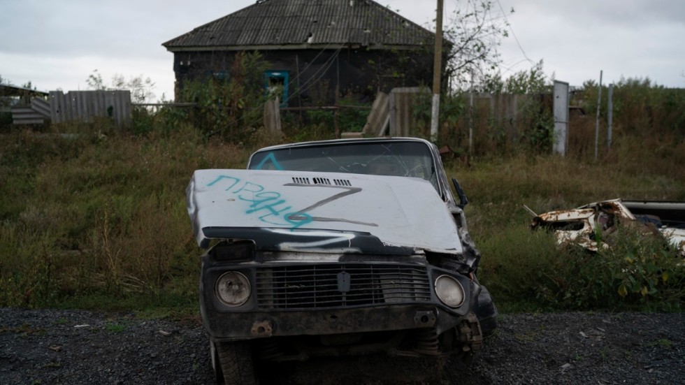 Bokstaven Z, som har kommit att bli en rysk symbol för krigsinsatsen, syns på en förstörd bil i byn Hrakove, som Ukraina återtagit kontrollen över, den 13 september. Arkivbild.