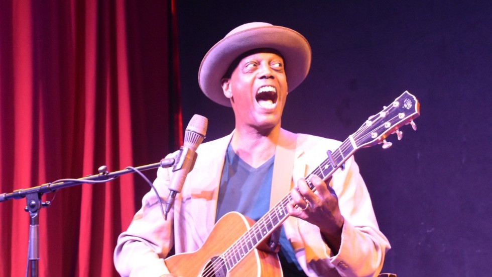Blueslegenden Eric Bibb spelade sina poetiska och dramatiska låtar på Blå Kaktus i Norrköping.