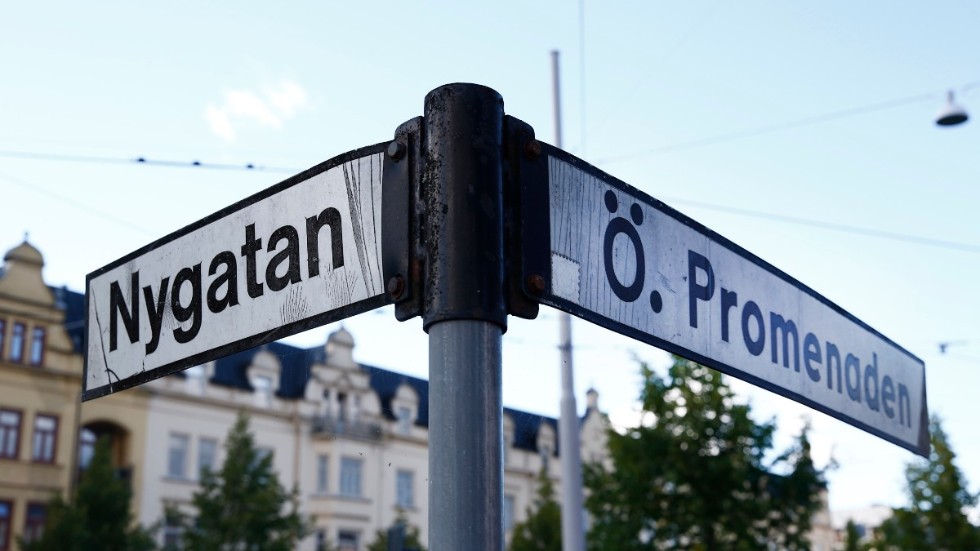 Signaturen Den onde Argus kan inte alls förstå varför det inte ska kunna vara tillåtet att passera det avstängda området i korsningen Nygatan/Östra Promenaden.