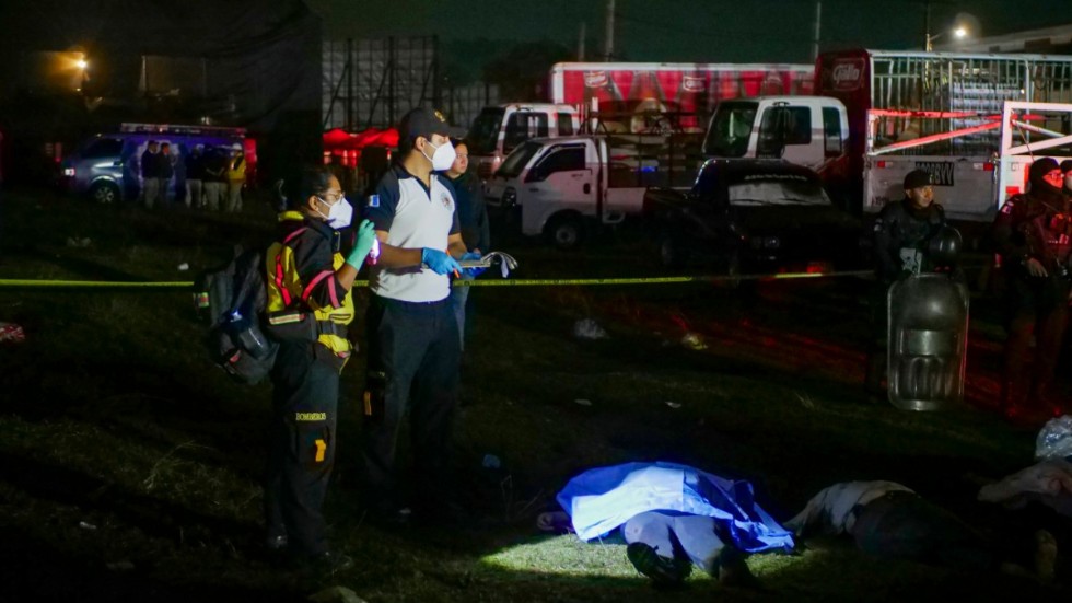 Räddningspersonal vid olycksplatsen i Quetzaltenango.