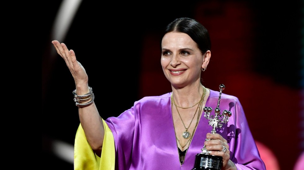 Den franska skådespelaren Juliette Binoche tar emot hederspriset Donostia vid avslutningen av filmfestivalen i San Sebastián.