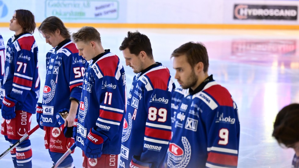 Oskarshamns spelare uppställda för en tyst minut i en hyllning till den mördade supportern.