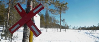 Döms för dotterns händer på styret