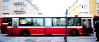 Lokaltrafikbussen körde förbi väntande skolbarn