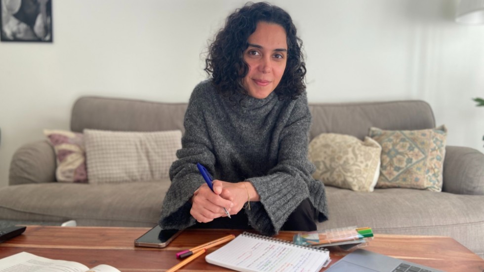 Natasha Shahran har själv blivit tagen av moralpolisen i Teheran och blivit tvungen att försvara sig mot dem. "En gång ansåg de att min mantel inte var tillräckligt stängd."