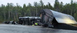 Malmbil krockade med personbil • Skadeläget oklart • "Vi har bytt till vinterdäck på alla fordon"