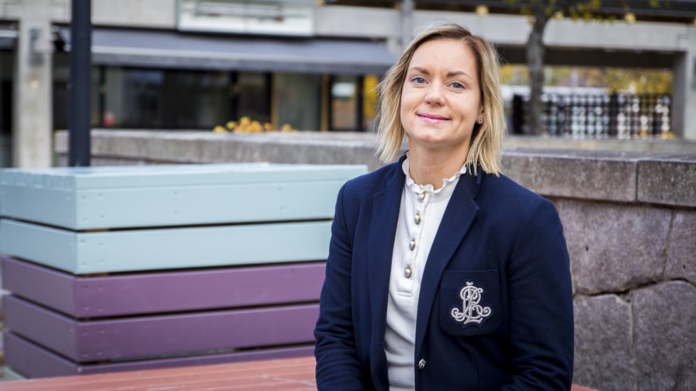 Maja Guthammar, fastighetsmäklare på Länsförsäkringar fastighetsförmedling i Katrineholm, är inte orolig över bostadsbranschen i kommunen: "Man köper och säljer på samma marknad", säger hon.