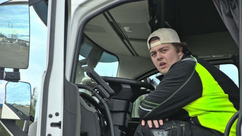 Max Petterson går tredje året på transportprogrammet och ska just till att köra upp för C-kortet. "Hela tvåan har vi varit och kört lastbil och allt sådant där, men du måste ha minst 20 YKB-timmar, som det heter, för att få köra uppkörningen och sen börja med släp", säger han. 