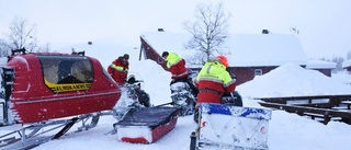 Fyra personer fastnade med skotrar på fjället