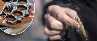 Ung man döms för att ha burit vapen och narkotika