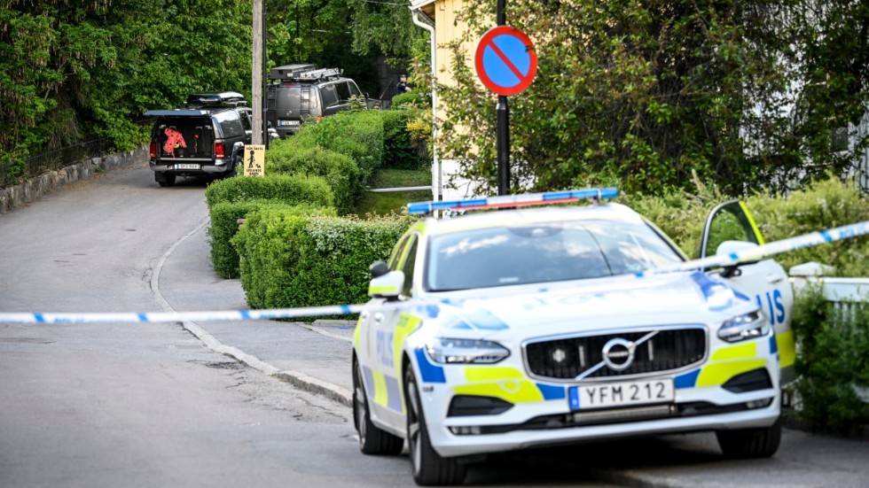 En kvinna i 40-årsåldern och ett barn i femårsåldern har avlidit efter att ha misshandlats svårt i Mälarhöjden i södra Stockholm. En man har anhållits misstänkt för mord efter en stor polisinsats.