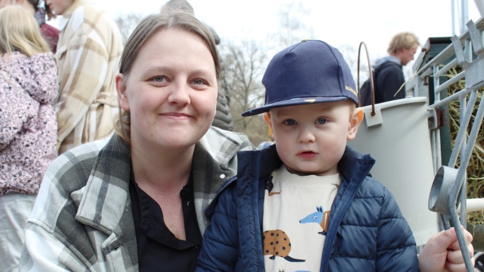 Diana Christoffersen med sonen Casper åkte från Vimmerby för att dela vårglädjen med Lörstagårdens djur. 