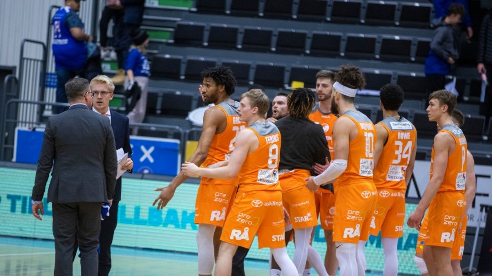 Spelarna i Norrköping Dolphins var upprörda efter deras seger mot BC Luleå i semfinal fyra där publiken kastat in korvpaket mot gästerna. "Jag hatar det här, de är fucking grisar. Jag avskyr sådant här man ska vara proffsig. Förlåt för mitt språk, sade Tim Schüberg till SBL play."