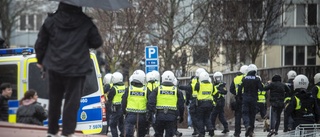 Klockan slår 15.43: Polisen lämnar i sina sönderslagna bilar – de hade inte en chans