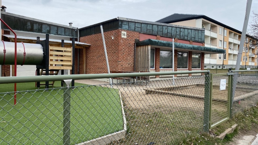 Vårdnadshavare till barn på Förskolan Ljuset vill att utbildningsnämnden drar tillbaka beslutet att stänga förskolan.