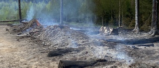 Storbrand i gigantiska rishögar – tredje gången på kort tid