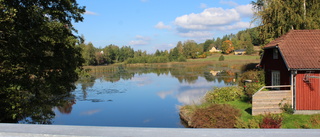 Den drivande ön närmar sig bron i Hummelstad