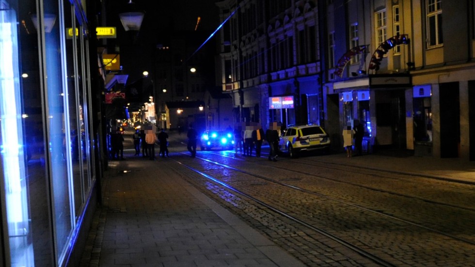 Under natten larmades polisen om oroligheter på flera håll i Norrköping.