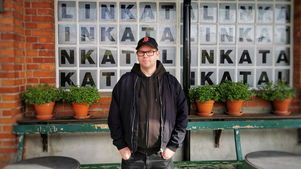 Erik Sjölander ligger tillsammans med Jonas Curling bakom bolaget KLBR Live Entertainment (Kaliber) sedan 2020. Nu ger de sig för första gången in i krogbranschen.