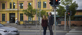 Jobb lockade paret till den helt okända staden