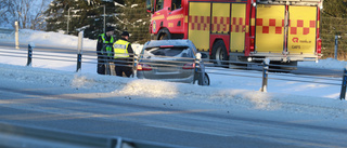 Bil körde av vägen på E4 – hamnade i mittremsan