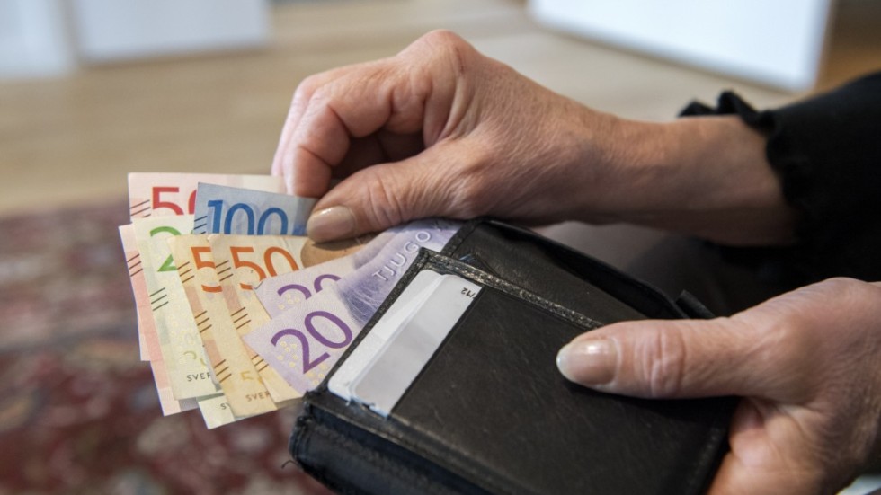 "Det kanske är dags att ta tag i de verkliga problemen med inkomstpensionen istället för att ta skattepengar och höja garantipensionen", menar insändarskribenten.