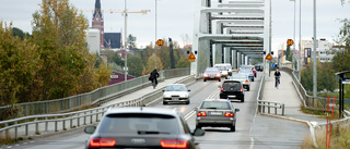 Bil vinglade fram med öppen dörr över Bergnäsbron • "Jag fick väja in i räcket för att undvika frontalkrock"