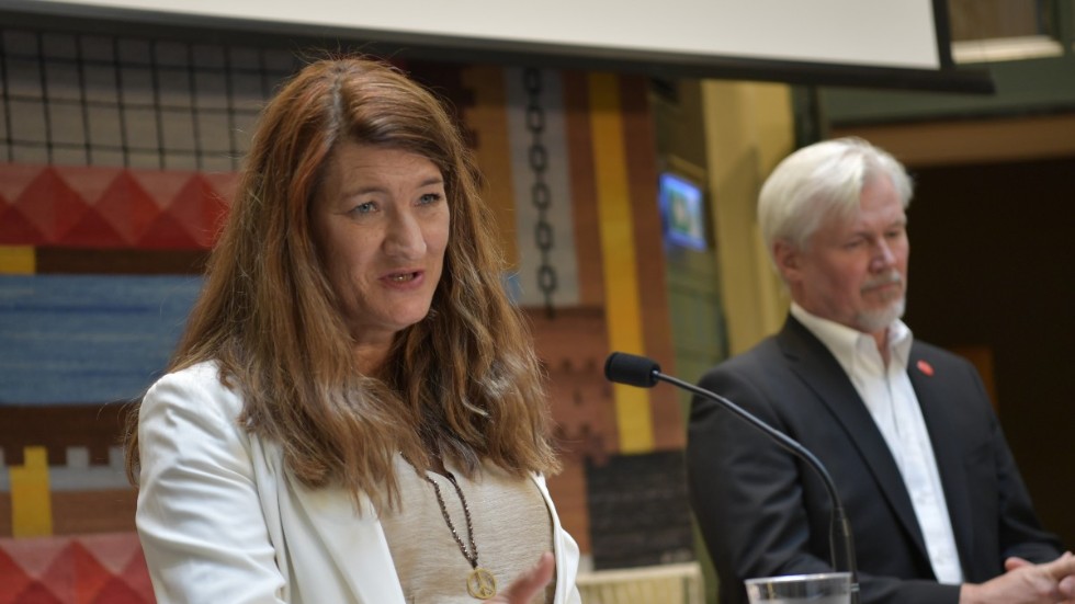 Nyvalda LO-ordföranden Susanna Gideonsson här tillsammans med nygamla avtalssekreteraren Torbjörn Johansson som fick sina fiskar varma i vintras. Arkivbild.