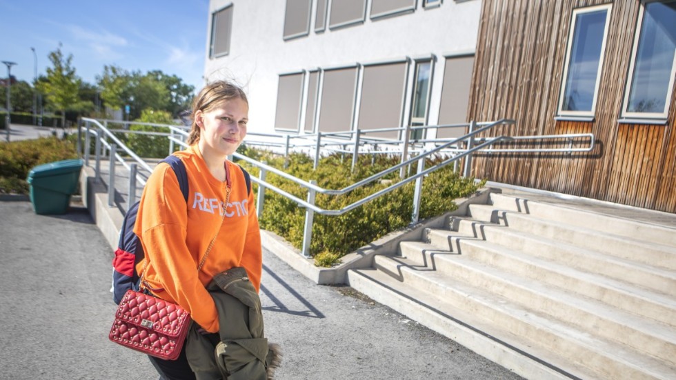 Hilda Glansholm, som går andra året på Wisbygymnasiet, tycker att distansstudier fungerar bra, men saknar det sociala.
