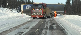 Lastbil körde i diket efter E45