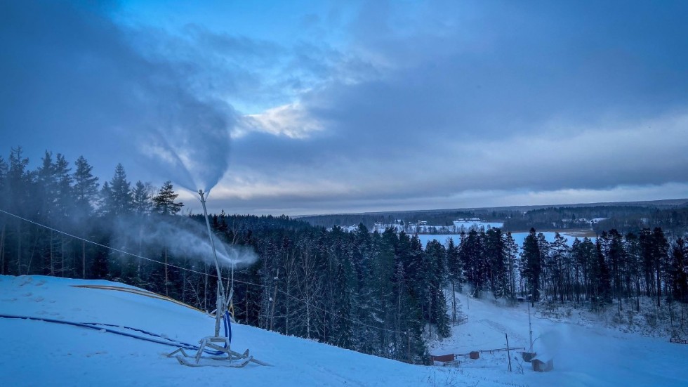 Malmabacken i Malmköping har drabbats av ett pistmaskinshaveri. Bandet på pistmaskinen har gått sönder och det är i nuläget oklart om backen kan hålla öppet under helgen som kommer.