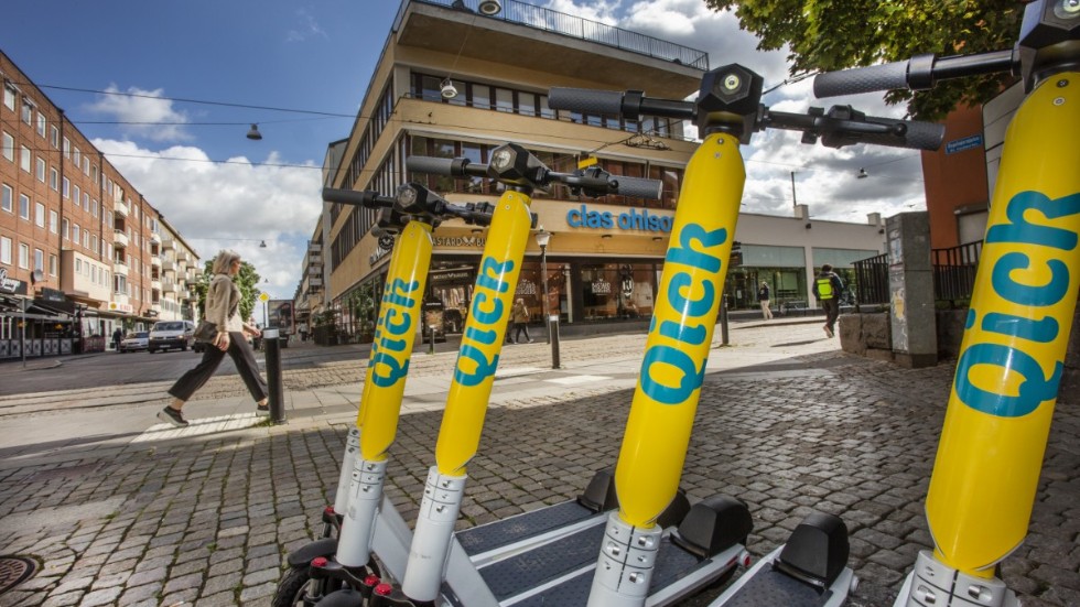 Sedan fredagsmorgon står det elsparkcyklar i centrala Norrköping för uthyrning.