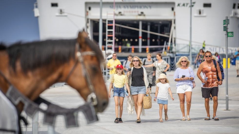 Fullbokade Silja Symphony tar cirka 1 400 passagerare, drygt hälften mot den normala kapaciteten.