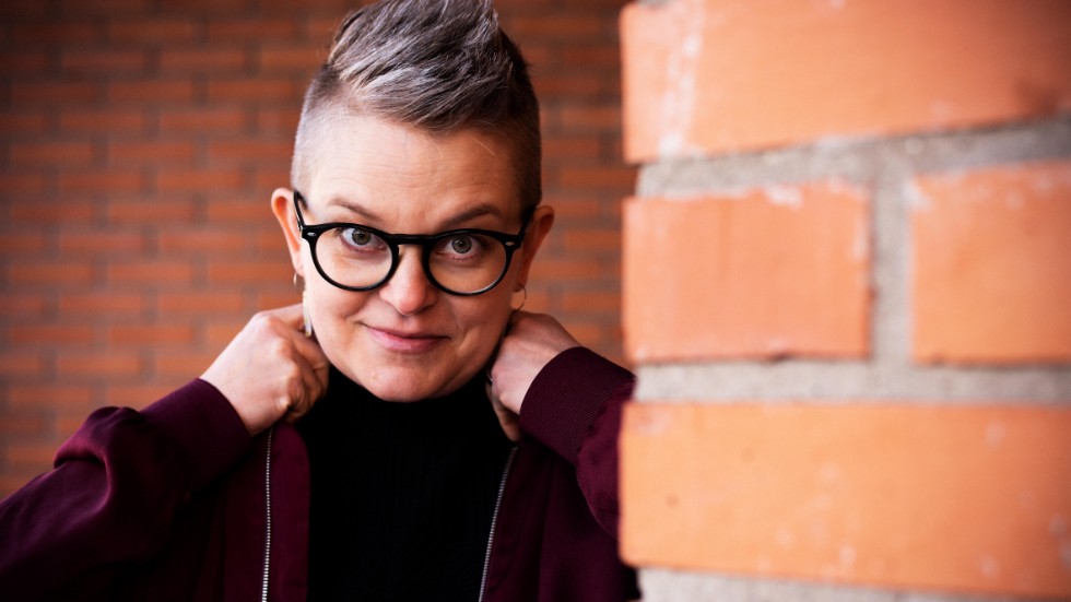 Våld i nära relation är temat i Lina Arvidssons spänningsroman "Blåmärken".