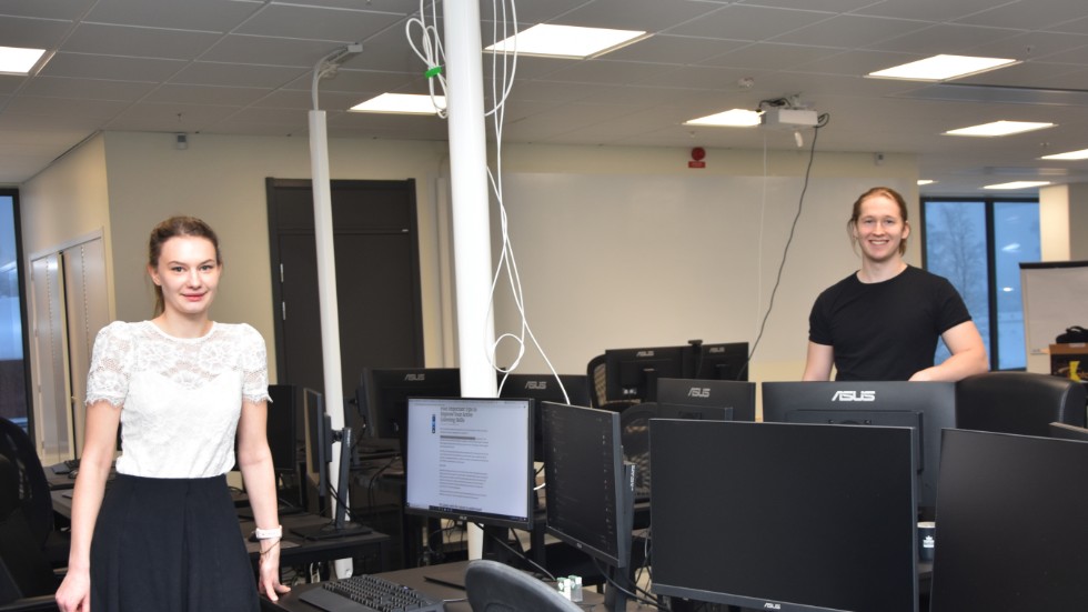 Lova Lehnberg och Tore Myhr går den nystartade utbildningen på Boden Gamecamp. De framhåller fördelen med att få jobba skarpt med företag i branschen. "Det gör oss mer motiverade", säger Lova. 