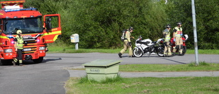 Motorcykel och personbil har krockat