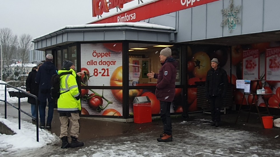 Gunnar Hultman, Maj-Lis Persson och Claes Brandén pratar med Rimforsabor och informerar om skolbygget på Hackel. 
