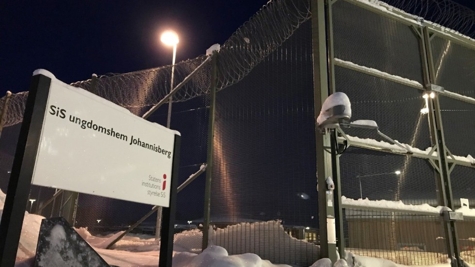 En anmälan till Arbetsmiljöverket har upprättats efter rymningen från ungdomshemmet i Kalix, då en anställd blev misshandlad av två intagna.