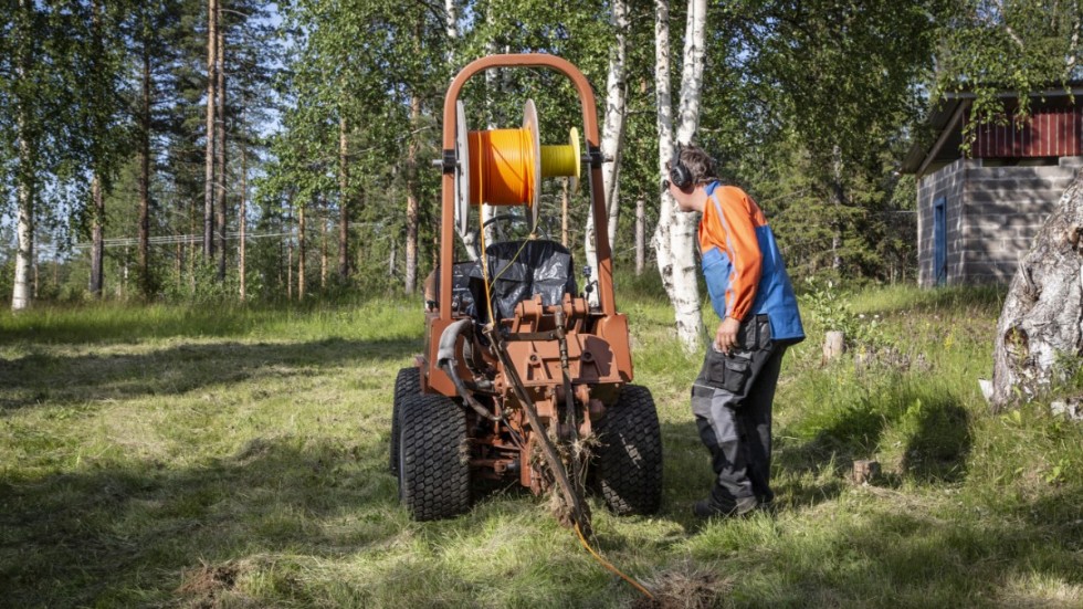 Nästan hälften av alla hushåll utanför landets tätorter  saknar snabbt bredband, skriver Mikael Ek.