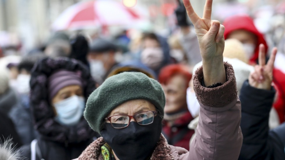 En grupp pensionärer gav sig ut för att protestera mot regimen i Belarus i måndags.