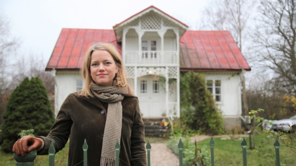 En gång i tiden var det prästbostad, sedan ett år bor Malin Nauwerck med familjen i det vita huset med snickarglädje i Sanda. Här inne pågår forskning i Astrid Lindgrens krumelurer.