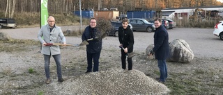 Första spadtaget för nya padelhallen