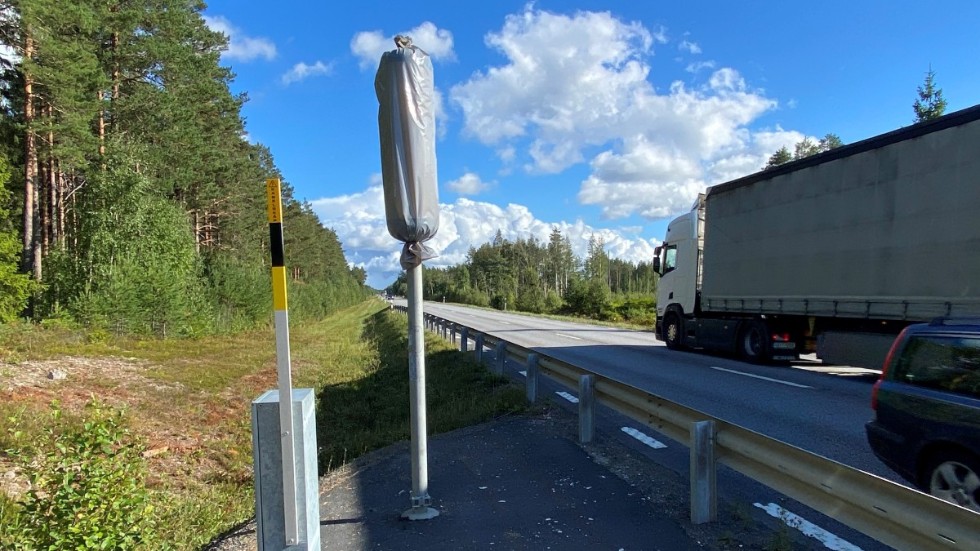 Ett 70-tal trafiksäkerhetskameror i Uppsala och Stockholms län har vandaliserats och utrustningen stulits. Trafikverket uppskattar att det kommer att kosta 20 miljoner kronor att ersätta dem med nya.