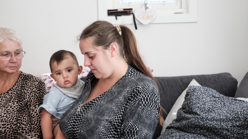 Petra Norén med familj har sedan december i fjol bott i en lånelägenhet i Visby efter att ha trakasserats av en granne. Mamma Pia har varit ett stöd hela vägen.
