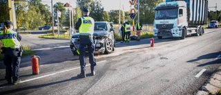 Lastbil och personbil i krock – väg stängdes av