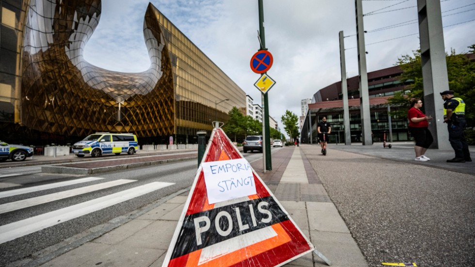 Polisen på plats utanför köpcentret Emporia i Malmö i lördags efter att en person skjutits till döds och en skadats allvarligt i en skottlossning på fredagskvällen.