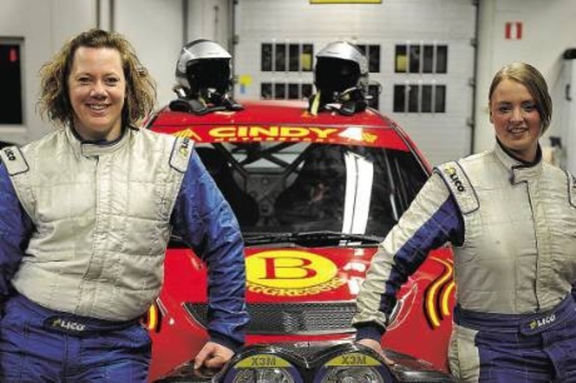 Eveline Walfridsson (till vänster) är Cindy Brüggemans nya co-driver. Till helgen tävlar tjejerna i rally SM-Rally Sweden.